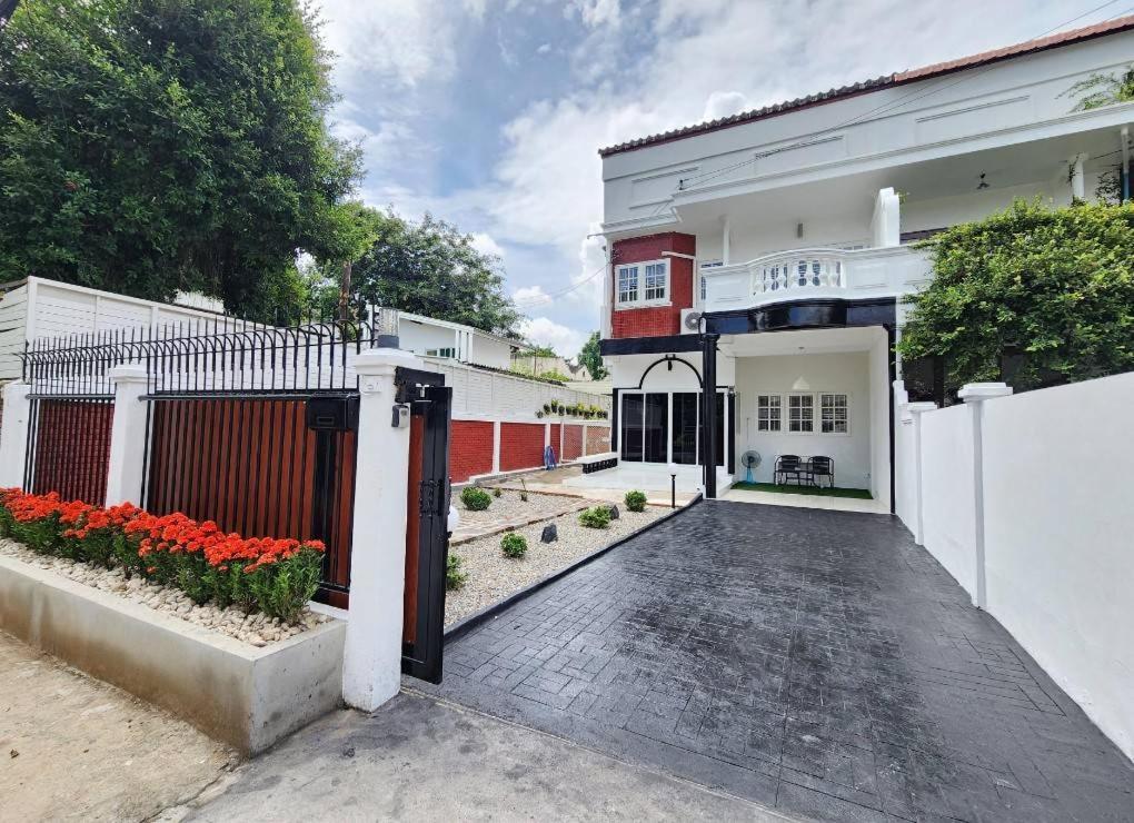 Villa Boxsoon Nimman 2 # 4Beds 3Baths à Chiang Mai Extérieur photo